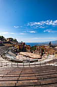 Blick auf das Teatro Antico di Taormina mit Blick auf das Taormina, Sizilien, Süditalien, Italien