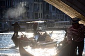 Gondoliere am Canale Grande, Venedig, Italien