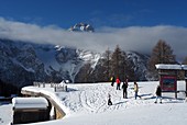 Ski bei Sexten mit Dreischusterspitze, Dolomiten, Südtirol im Winter, Italien