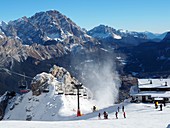 Skizirkus unter der Tofana mit Cristallo, Cortina d´Ampezzo, Winter im Veneto, Italien