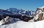 Skizirkus unter der Tofana, Blick zur Marmolada, Cortina d´Ampezzo, Winter im Veneto, Italien
