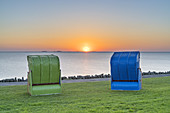 Strandkörbe im Sonnenuntergang auf der Insel Pellworm, Nordfriesische Inseln, Schleswig-Holstein, Norddeutschland, Deutschland, Europa