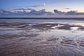 Mond über dem Strand vor Rantum, Insel Sylt, Nordfriesland, Friesland, Schleswig-Holstein, Norddeutschland, Deutschland, Europa