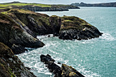 Die schroffe Küstenlinie des Nationalparks Pembrokeshire, Wales, Großbritannien.