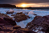 Sonnenuntergang an der Sandwood Bay, Silhouette von Am Buachaille, Highlands, Schottland, Großbritannien
