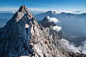Bergsteiger auf dem Watzmanngrat, Übergang Nordspitze des Watzmann, Berchtesgadener Alpen, Berchtesgaden, Deutschland