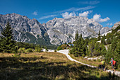 Wanderer vor der Wimbachgrieshütte, Wimbachtal, Berchtesgadener Alpen, Berchtesgaden, Deutschland