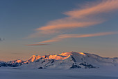 Die ersten Sonnenstrahlen auf den Gipfeln des Cordon Mariano Moreno (Chile), Eisfeld im Vordegrund, Nationalpark Los Glaciares, Patagonien, Argentinien