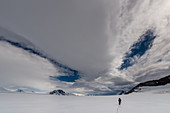 Bergsteiger auf dem Eis des Campo de Hielo Sur, Nationalpark Los Glaciares, Patagonien, Argentinien