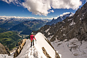 Bergsteigerin auf dem Grat der Rocher du Reposoir, Blick auf Courmayeur, Mont Blanc im Hintergrund, Grandes Jorasses, Mont Blanc-Gruppe, Frankreich
