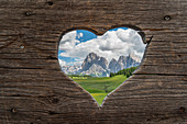 Herz in Holztür, Seiser Alm, Dolomiten, Südtirol, Italien