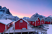 Typische Fischerhütten (Rorbu) von Reine, Lofoten, Norwegen