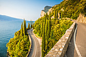 Malerische Straße SS45 an der Westseite des Gardasees, Brescia, Lombardia, Italien