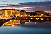 Abendliche Stadtansicht von Stockholm mit Fluss im Vordergrund, Schweden