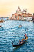 Gondel bei Sonnenuntergang auf Canale Grande Venedig, Italien, Venetien, Venezia