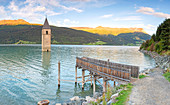 Reschensee bei Sonnenaufgang, Italien, Trentino Alto Adige, Südtirol, Vinschgau, Graun im Vinschgau