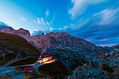 Sommerlicher Sonnenaufgang am Rifugio Marinelli, unterhalb Monte Coglians und Creta delle Chianevate, in den Karnischen Alpen, Provinz Udine, Region Friuli Venezia-Giulia, Italien