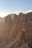 Die Morgensonne beleuchtet die Felsen im Altensteiner Tal, Sexten, Provinz Bozen, Dolomiten, Südtirol, Italien