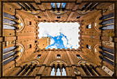 Klassische Ansicht des Palazzo Pubblico mit dem Turm von Del Mangia, Siena, Toskana, Italien