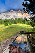 Sasso di Santa Croce spiegelt sich in einem Brunnen, La Valle, Wengen, Gadertal, Südtirol, Dolomiten, Italien, Europa