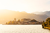 Sonnenunterganglicht in der Insel Sans Giulio, Orta San Giulio, d'Orta See, Piemont, Italien, Europa
