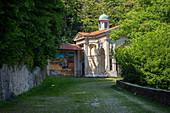 Blick auf die Kapelle und den heiligen Weg des Sacro Monte di Varese, UNESCO-Weltkulturerbe, Sacro Monte di Varese, Varese, Lombardei, Italien