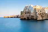 Blick auf die überhängenden Häuser von Polignano a Mare von der Klippe vor der Stadt, Bari Bezirk, Apulien, Italien, Europa