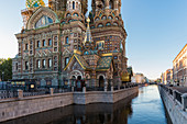 Kirche des Erlösers auf vergossenem Blut und Griboyedov-Kanal am Morgen. Sankt Petersburg, Russland