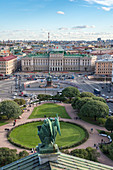 Statue der Isaakskathedrale mit ihrem Platz und dem Mariinski-Palast im Hintergrund. Sankt Petersburg, Russland