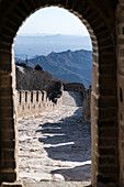 Die Chinesische Mauer in Mutianyu Abschnitt, durch ein Gewölbe gesehen. Huairou County, Beijing Municipality, Volksrepublik China