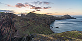 Blick auf Point of St Lawrence und Furado Point im Morgengrauen. Canical, Machico Bezirk, Madeira Region, Portugal