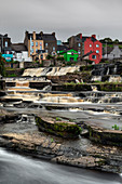 Wasserfall bei Ennistymon, Land Clare, Munster Provinz, Shannon, Irland, Europa