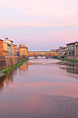 Ponte Vecchio (alte Brücke) und Arno River in der Dämmerung, Florenz, Toskana, Italien