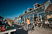 Hafenpromenade auf der Insel Marken, Nordholland, Niederlande