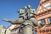 Brunnen "Fischmann und Fischfrau" vor Frühmesserhaus am Markt in Plochingen am Neckar, Baden-Württemberg