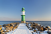 Leuchtturm auf der Westmole im Winter, Ostseebad Warnemünde, Hansestadt Rostock, Mecklenburg-Vorpommern, Norddeutschland