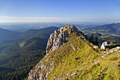 Blick vom Gipfel des Teufelstättkopf in den Ammergauer Alpen ins Alpenvorland, Oberammergau, Oberbayern, Bayern
