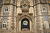 Tritontor, Tor in den hinteren Hof im Palast, Palacio da Pena, Sintra, Lissabon, Portugal