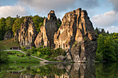 Externsteine bei Sonnenaufgang, Teutoburger Wald, Nordrhein-Westfalen, Deutschland