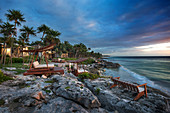 Luxuriöse Strandliegen im Aussenbereich eines Hotels, Tulum, Mexiko