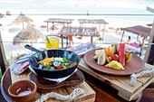 Frisches Essen am Strandbereich eines Hotels, Tulum, Mexiko