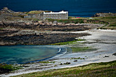 Altes Gebäude an der Küste, Kanalinsel Alderney