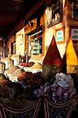 Gewürz, Duft, Räucher und Kräuterladen im Souk von Marrakesch, Marrakesch, Marokko