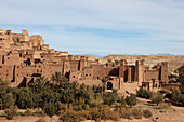 Blick auf die Kasbah Ait Ben Haddou und die Wüste, Ait Ben Haddou, Marokko