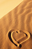 Herz im Sand auf einer Düne in der Erg Chebbi Wüste, Erg Chebbi, Merzouga, Errachidia, Marokko