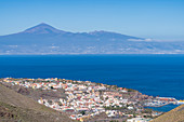 Die Hauptstadt mit Blick auf die Insel Teneriffa und den Berg Teide, San Sebastián de La Gomera