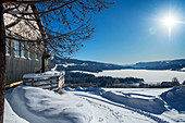 Holzhaus in winterlicher Landschaft mit gefrorenem See bei Heggenes, Norwegen