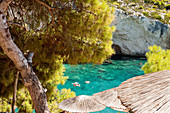 Badespass in der Bucht von Porto Limnionas, Zakynthos, Ionische Inseln, Griechenland