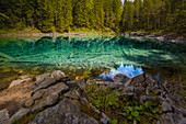 Blick auf das klare Wasser im Eibsee, Garmisch-Partenkirchen, Bayern