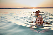 Drei Mädchen schwimmen im Starnberger See, Bayern, Deutschland